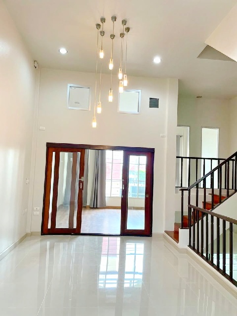 รัชดาภิเษก700ม.MRTลาดพร้าว 400ม.ยูเนี่ยนมอลล์ 1.9 กม. ทาวน์โฮม 4ชั้น หน้ากว้าง ใหม่ 4นอน 4น้ำ 384ตร.ม. 24ตร.วา.ม.  ติดถนนใหญ่ ย่านลาดพร้าว