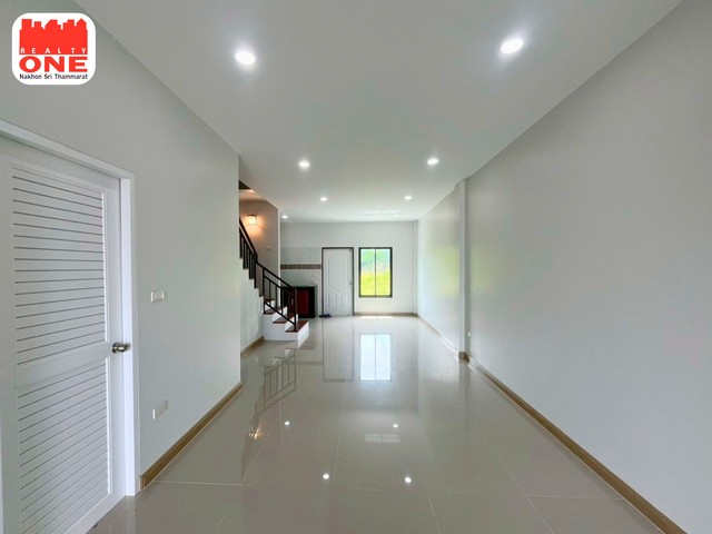 ปลื้มใจ ทาวน์โฮม 2 ชั้น อ.ชะอวด ทำเลดีสุดในชะอวด ติดเมือง น้ำไม่ท่วม ใกล้ ปั๊ม ปตท. เพียง 100 เมตร