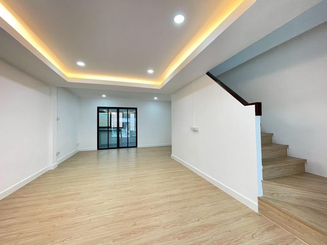 ขายบ้าน ทาวน์เฮ้าส์ สวยแต่งใหม่ ราคาไม่ถึง 2ล้าน ถ.บ้านกล้วย - ไทรน้อย บางบัวทอง ใกล้ ห้าง เดินทางสะดวก