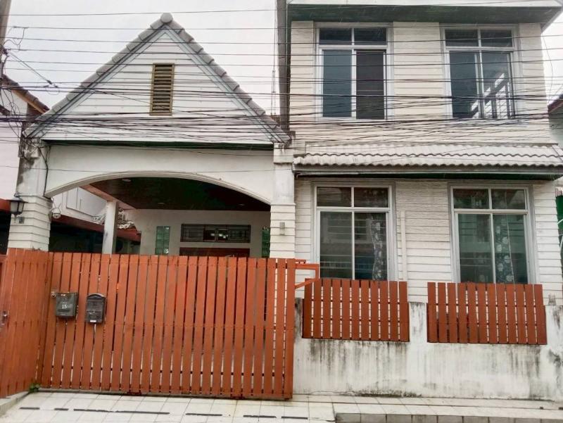 ขายบ้านแฝดสไตล์บ้านเดี่ยว หมู่บ้านสีฟ้า ซอยลาดพร้าว 101 (แยก33) กทม. เนื้อที่ 42 ตรว.