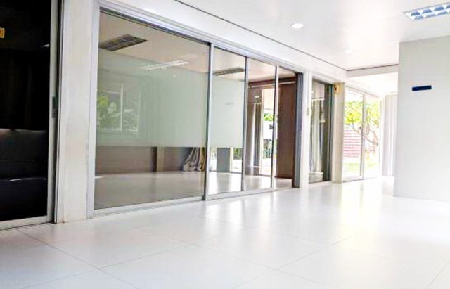  MRT สัมมากร 800ม. โรงจอดรถ SuperCar รามคำแหง110-112 9นอน สำนักงาน บ้านพร้อมโกดัง2ชั้น 542ตรม. 212ตรว.  3น้ำ 5จอดรถ 4แอร์  ใหญ่มาก