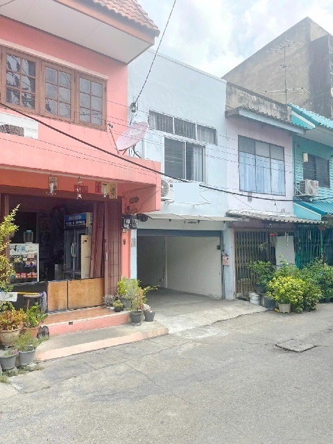 ถ.สุขสวัสดิ์ ต้นๆ ระหว่าง ถ.จอมทอง และพระราม2 BTS ตลาดพลู 3.1 กม.ให้เช่าอาคารพาณิชย์ 2 ชั้น  ติดถนนใหญ่ ย่านสุขสวัสดิ์ 18 ตร.วา. 1นอน 2 น้ำ 