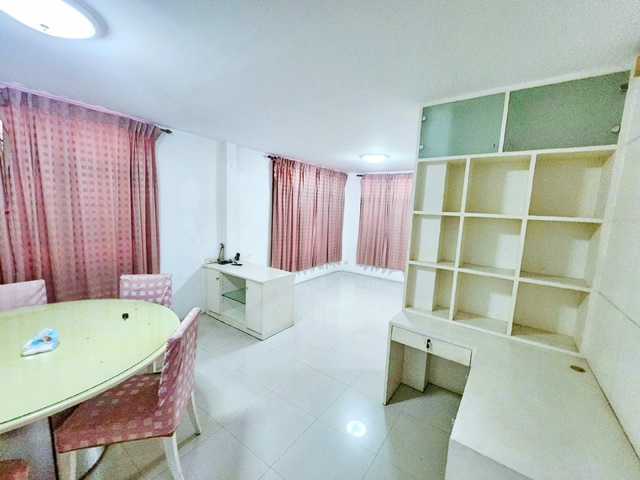 รัชดาภิเษก 16-20 MRTห้วยขวาง1กม. ประชาราษฎร์บำเพ็ญ20-26 สุทธิสาร ให้เช่าบ้านเดี่ยว 2 ชั้น 77 ตร.วา. 260 ตร.ม. 3-4นอน