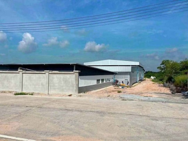 ขายที่ดินพร้อมสิ่งปลูกสร้าง บนเนื้อที่   5  ไร่ พื้นที่สีม่วงลายถนนรอบโรงงาน กว้าง 10 เมตรมีน้ําบาดาล ไฟฟ้า