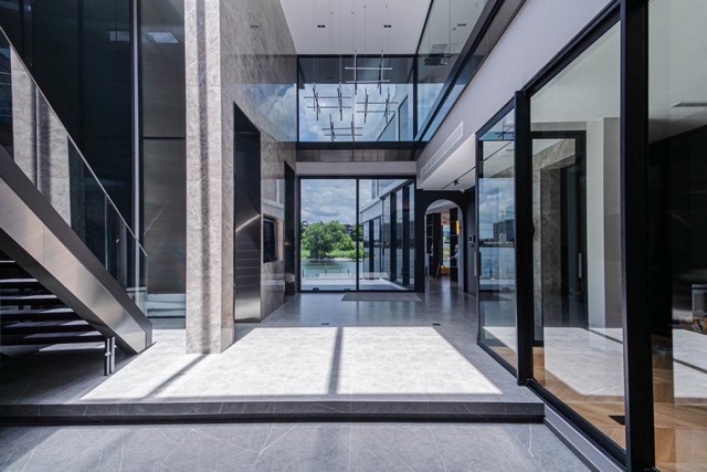 บ้านหรูริมทะเลสาบ 3 ชั้น The Laken เมืองทองธานี  เจ้าของตกแต่งด้วยงบกว่า 10 ล้านบาท ไม่เคยเข้าอยู่  700 ตรม.