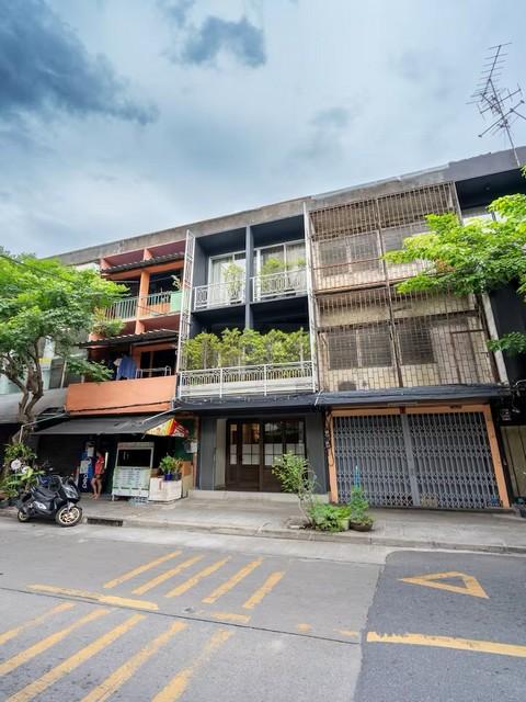 ให้เช่าตึกแถว 3 ชั้น 150 ตรม. เฟอร์นิเจอร์พร้อมอยู่ ตรงข้ามคอนโด The Lofts เย็นอากาศ