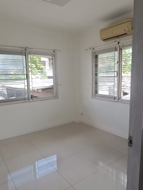 ให้เช่าบ้านเดี่ยว2ชั้นถ.เจริญราษฎร์ แอร์ครบทุกห้องบ้านณีโนเวทใหม่ไม่มีเฟอร์นิเจอร์มี3ห้องนอน2ห้องน้ำจอดรถได้2คันราคาเช่าเดือนละ25,000บาท