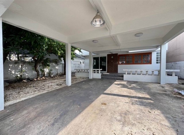 หมู่บ้าน เมืองทอง 2 โครงการ 3 พัฒนาการ 53 ขนาด 90 ตร.ว. 2 ชั้น  5 ห้องนอน 4ห้องน้ำ ใกล้แอร์พอร์ตลิ้งค์หัวหมาก  