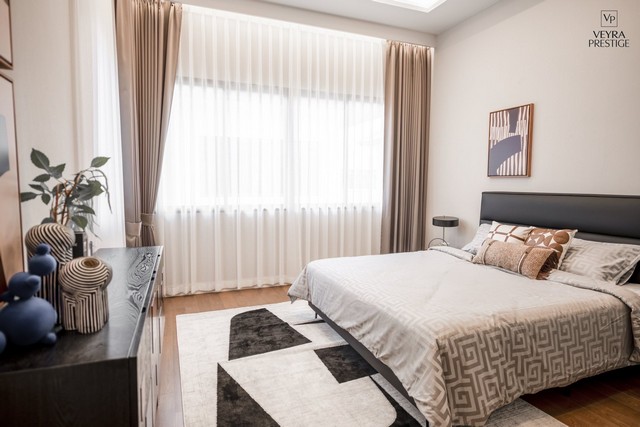 บ้านหรู นาราสิริ กรุงเทพกรีฑา พื้นที่ใช้สอย 554 ตรม. ขนาดที่ดิน 154.70  ตรวา. 4 ห้องนอน 5  ห้องน้ำ