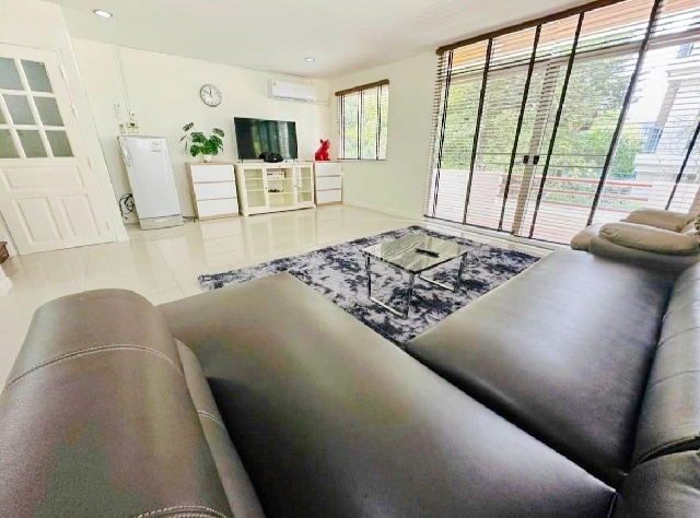 คฤหาสน์แนวตั้งสุดหรู 4 ชั้น ใหม่ หรูหรา ในเมือง 5นอน ย่านคนญี่ปุ่น BTSพร้อมพงษ์ 900ม. MRTสุขุมวิท 900ม. 400 ตร.ม. 33 ตร.วา.5น้ำ