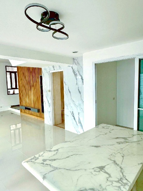 รร.สวนกุหลาบวิทยาลัย 700 ม.MRT ปากเกร็ด 1 กม.ทาวน์โฮม 3.5 ชั้น ใหม่ 282 ตร.ม.7 แอร์เหมาะกับโฮมออฟฟิศ สวนหย่อมสไตล์อังกฤษ 7 นอน 3 น้ำ