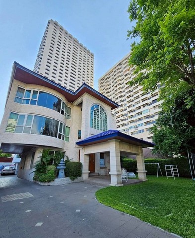 คฤหาสน์หรู 3 ชั้น  สุขุมวิท4 ขนาด 195 ตารางวา ใกล้BTSนานา เพียง 5 นาที ราคา 300 ล้านบาท