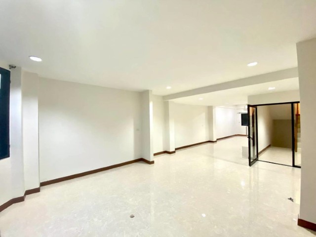 ให้เช่าทาวน์โฮมออฟฟิศ3ชั้นบ้านมณียาวิลย์ถนนสุขุมวิม101/1ตกแต่งใหม่ทั้งหลังมี4นอน3น้ำแอร์ครบทุกห้องเฟอร์ครบเช่า42000บาท/เดือนใกล้BTSปุณณวิถี