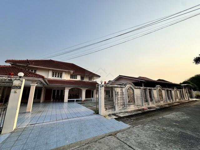 ให้เช่าบ้านเดี่ยว+โกดัง 186-560 ตรม. ถ.รามอินทรา ตรงข้ามแฟชั่นไอซ์แลนด์ ( จดทะเบียนได้ ต่อเติมได้ )