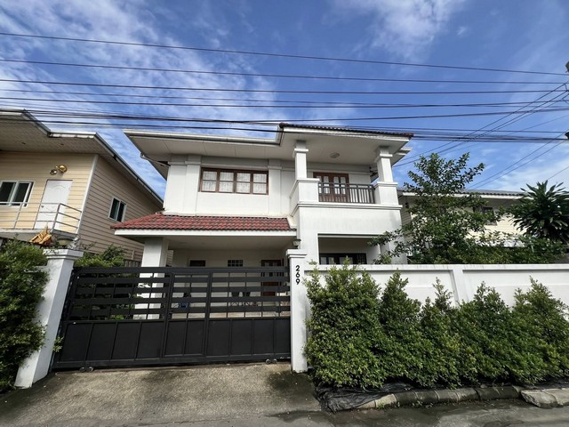 หมู่บ้านเนียมกล่ำสามัคคี เนื้อที่ 50 ตรว. ใช้สอย 200 ตรม บรรยากาศเงียบสงบ เหมาะสำหรับพักอาศัย และเป็นพื้นที่สำนักงาน 