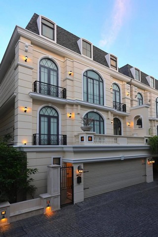 the boulevard ekkamai 22 พื้นที่ใช้สอย 500 ตร.ม. บนที่ดิน 49.9 ตร.วขายพร้อมผู้เช่า ได้รับค่าเช่า 450000ด สัญญา ถึง พย68