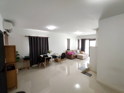 ขายทาวน์เฮ้าส์ 2 ชั้น แกรนด์ พลีโน่ รัตนาธิเบศร์ 24.9 ตร.ว. 3ห้องนอน 2 ห้องนอน ใกล้ส่วนกลาง ต่อเติมพร้อมอยู่ มีสนามหญ้าข้างบ้าน