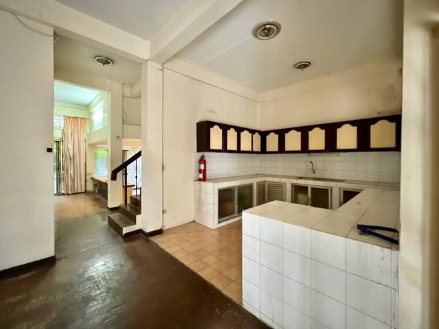 ขายทาวน์โฮมเก่า 3 ชั้น ซอยเอกมัย 22 รีโนเวทเพื่อการขายต่อ หรือเพื่อพักอาศัย ในโซนธุระกิจ