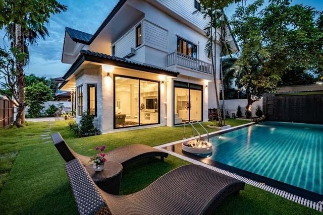 ให้เช่าพูลวิลล่า 2 ชั้น ตกแต่งสวยหรุ สไตล์โมเดิร์น เมืองเชียงใหม่