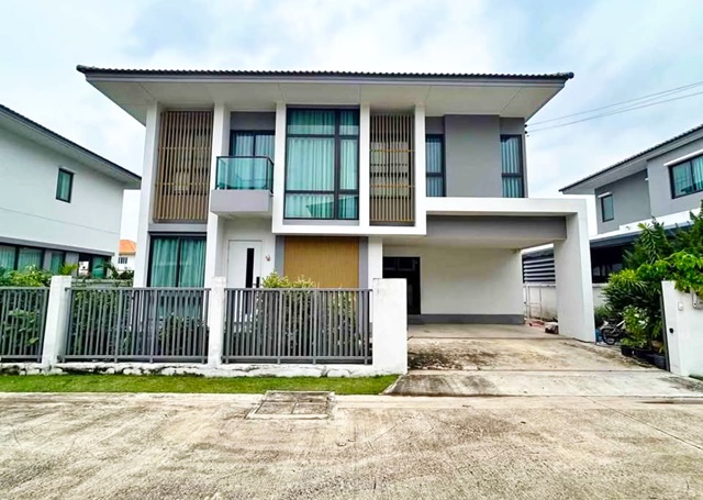 จัดเต็มเฟอร์ ม.กรุงเทพ รังสิต 3.2กม. ม.ธรรมศาสตร์ รังสิต 4.6กม. บ้านเดี่ยวหรู 2 ชั้น 4นอน  รังสิต-คลอง2 บงกช31-35  52ตร.วา.220ตร. 3น้ำ 