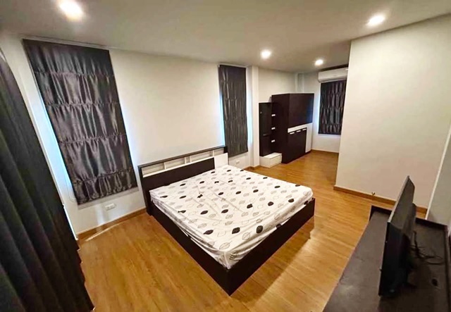 จัดเต็มเฟอร์ ม.กรุงเทพ รังสิต 3.2กม. ม.ธรรมศาสตร์ รังสิต 4.6กม. บ้านเดี่ยวหรู 2 ชั้น 4นอน  รังสิต-คลอง2 บงกช31-35  52ตร.วา.220ตร. 3น้ำ