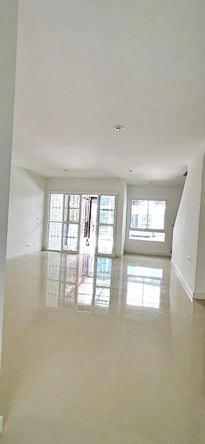 นวนคร เชียงรากน้อย โลตัส ประตูน้ำพระอินทร์-อยุธยา 700ม. ให้เช่าทาวน์เฮ้าส์ 2 ชั้น ใหม่ 25 ตร.วา.200 ตร.ม.ทำเลดี ม.ราชภัฏวไลยอลงกรณ์ 700 ม.