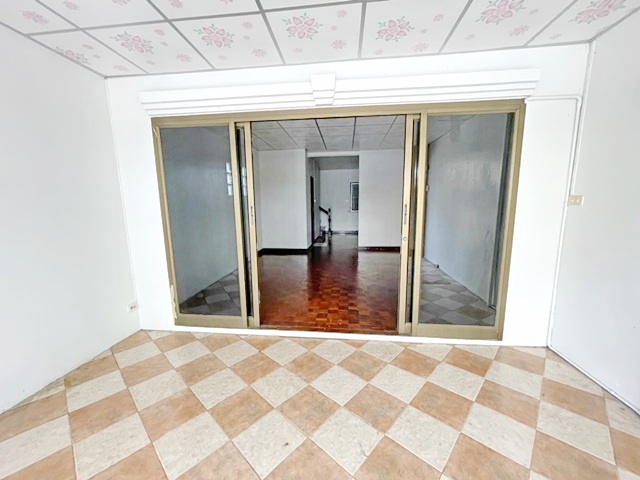 สัมมากรเพียวเพลส ให้เช่ารามคำแหง 135-141 2นอน รพ.เกษมราษฏร์  MRTสัมมากร 250ม. รีโนเวท! ต่อเติมหลังคา หน้า-หลัง  2น้ำ 17 ตรว. 140 ตรม. 3แอร์