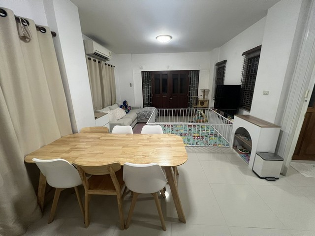 หมู่บ้านเนียมกล่ำสามัคคี เนื้อที่ 50 ตรว. ใช้สอย 200 ตรม บรรยากาศเงียบสงบ เหมาะสำหรับพักอาศัย และเป็นพื้นที่สำนักงาน