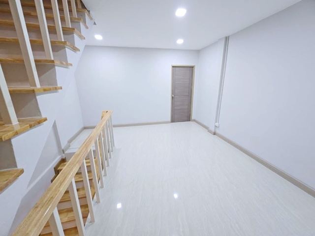 MRT พระราม 9  ลดครั้งที่2 รัชดา1-7 สถานฑูตจีน 800ม. Fortune เซ็นทรัล ให้เช่า บ้าน อาคาร 4ชั้น  232 ตร.ม.ใหม่ ใจกลางเมือง 3 นอน 2 น้ำ