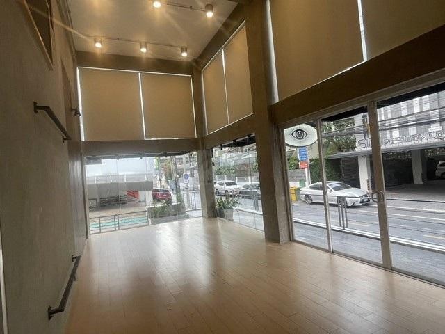 ให้เช่าอาคารสำนักงาน 4.5 ชั้น พระราม 9 พร้อมลิฟต์ขนของ ใกล้เดอะไนน์  พระราม 9