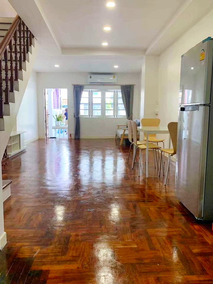 BTSอ่อนนุช 1.3 กม.ให้เช่าทาวน์เฮ้าส์ 2 ชั้น 18 ตร.วา.พร้อมเฟอร์ 2 นอน 2 น้ำรร.นานาชาติเซนต์ไมเคิล 1 กม.ซ.อ่อนนุช 12-18 รพ.สุขุมวิท 2.7 กม.