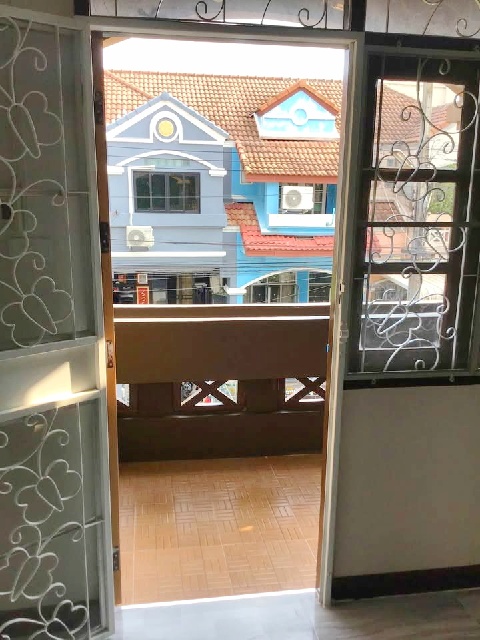 นันทนา ตลาดพูนทรัพย์ 300ม.ใหม่ทั้งหลัง ม.ปทุมธานี 1.9 กม.2 นอน MRTรังสิต 4.7 กม. ทาวน์เฮ้าส์ 2.5 ชั้น 19 ตร.วา.170 ตร.ม.  2 น้ำ 1 แอร์