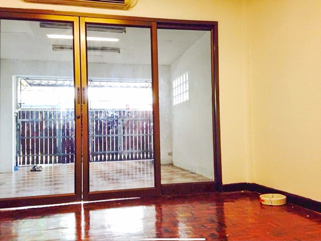 หน้า-หลัง ให้เช่ารามคำแหง 135-141 รพ.เกษมราษฏร์ 250ม. MRTสัมมากร 250ม. รีโนเวท! ต่อเติมหลังคา 2นอน 2น้ำ 17ตรว. 140ตรม. ห้างเพียวเพลส 3แอร์