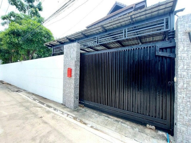 ขายบ้านเดี่ยว 3 ชั้นหลังมุม 176 ตรว. 6 ห้องนอน ซอยรามอินทรา 65 ปากซอยมีรถไฟฟ้าสายสีชมพู กม.6 ใกล้ทางด่วน