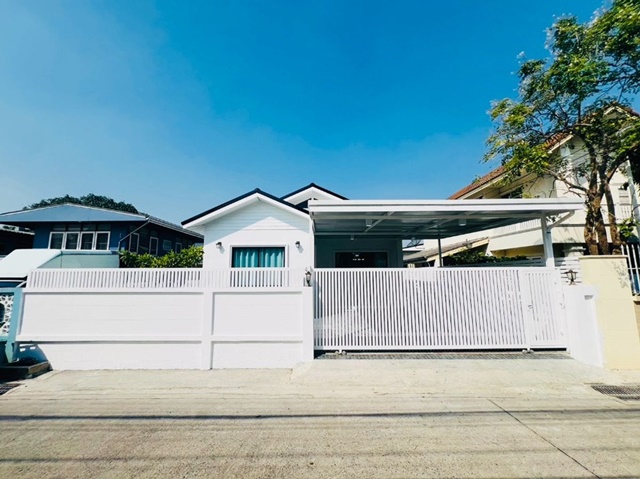 ตลาดนัมเบอร์วัน รามคำแหง 2 300 ม. บ้านขนาดใหญ่ นอกหมู่บ้าน ให้เช่า BTSบางนา 3.5 กม. ตลาดทุ่งเศรษฐี 800 ม. 60ตรว. 240ตรม