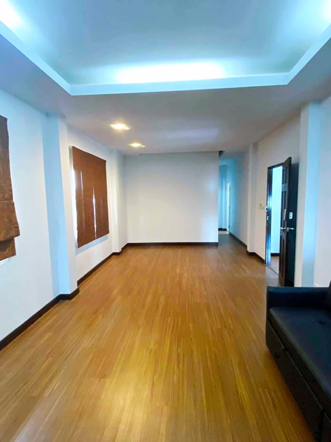 พหล ประเสริฐมนูกิจ 1-11 จอดรถ 6คัน  ม.เกษตร ลาดปลาเค้า ให้เช่าคฤหาสน์ เดี่ยว 5นอน 3 ชั้น 100 ตร.ว.  400 ตร.ม. สุกี้ตี๋น้อย เกษตร-นวมินทร์