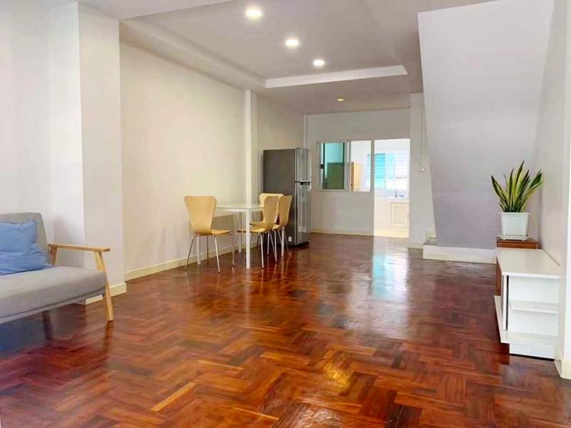 รพ.สุขุมวิท 2.7 กม. BTSอ่อนนุช 1.3 กม.ซ.อ่อนนุช 12-18 ให้เช่าทาวน์เฮ้าส์ 2 ชั้น 19 ตร.วา.พร้อมเฟอร์ 2 นอน 2 น้ำรร.นานาชาติเซนต์ไมเคิล 1 กม