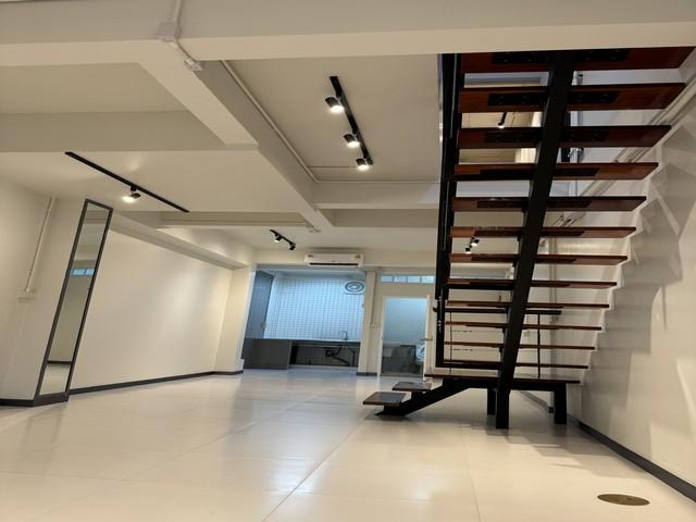 ขายทาวน์เฮ้าส์ 2 ชั้น 19 ตรว. ซอยสุขุมวิท 16 แยกอโศก เดินทางสะดวก ใกล้ BTS และ MRT