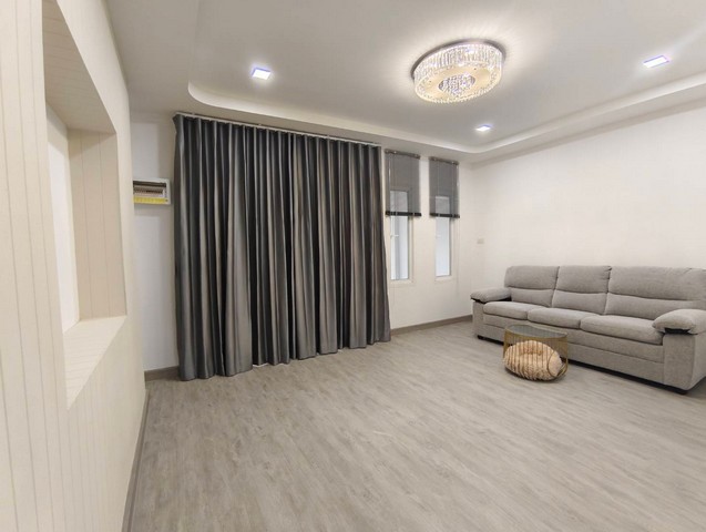 ขายทาวน์โฮม2ชั้นใกล้ถนนข้าวหลาม ขายบ้านใกล้บางแสน บ้านมือหนึ่งปรับปรุงใหม่ ทำเลถนนข้าวหลาม ใกล้บางแสน อำเเภอเมือง ชลบุรี ขนาด 21 ตารางวา