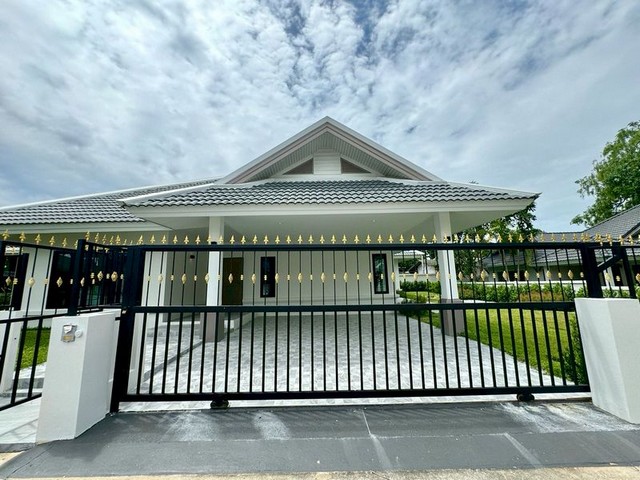 บ้านเดี่ยวหลังใหญ่ใจกลางชุมชน ซอยพัทยารุ่งเรือง 9  ตกแต่งสไตล์โมเดิร์นพร้อมเฟอร์นิเจอร์