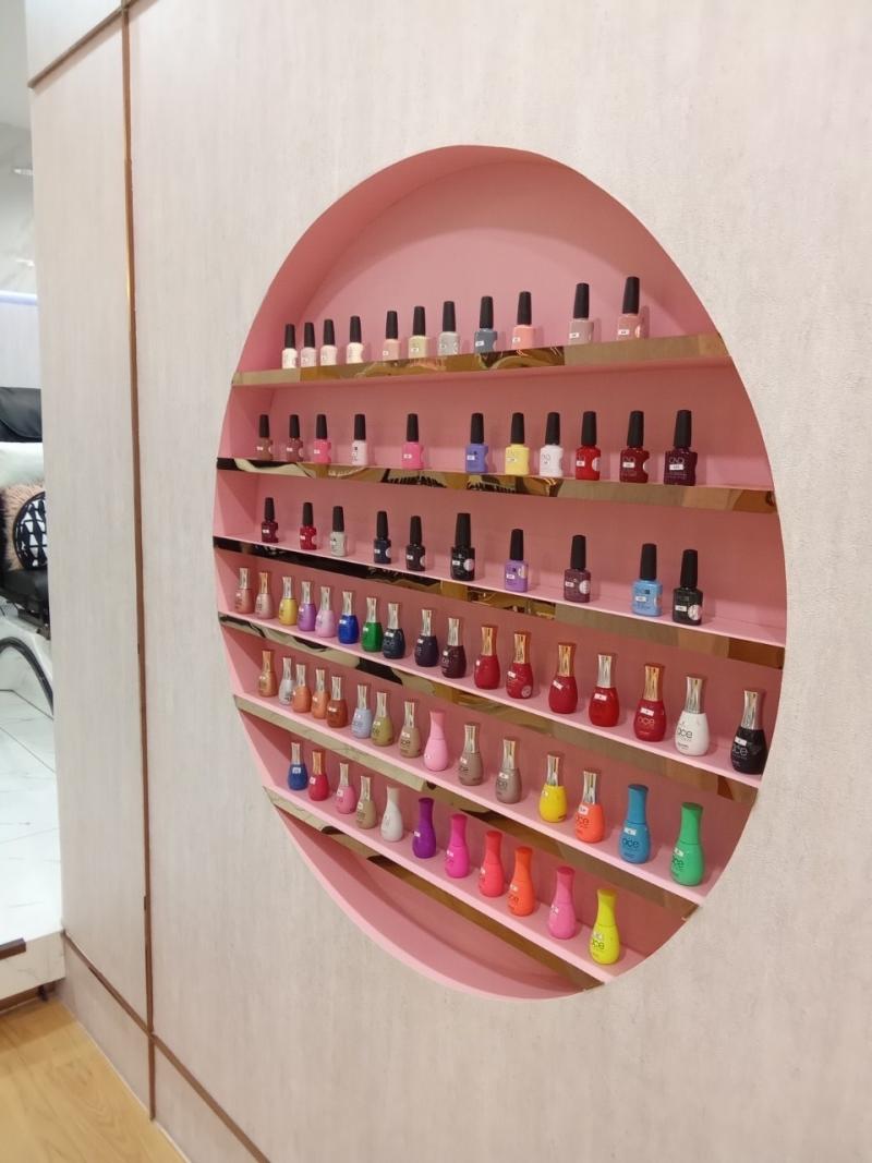 เซ้งร้านทำเล็บ ห้างธนิยะพลาซ่า สีลม ใจกลางเมือง มีทั้งคนไทยและต่างชาติ พร้อมช่าง 2 คน