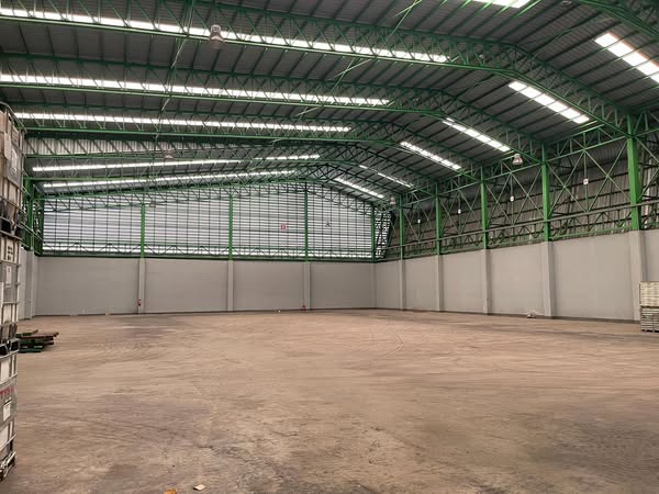 ให้เช่าโกดัง 2,400 ตรม. ถ.พระราม2 สมุทรสาคร ความสูงโกดังอยู่ที่14.5เมตร ใกล้พระราม2 พื้นที่รับของหนักได้ โกดังใหม่อายุ 5 ปี