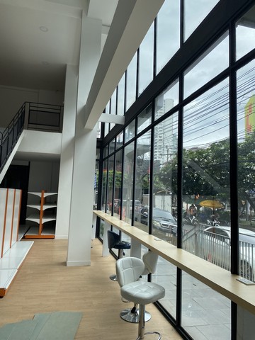 ให้เช่าโชว์รูมใต้โรงแรม-สไตล์ลอฟ ซอยสุขุมวิท63 ถนนเอกมัย ใกล้ห้างดองกี้ ห้างบิ๊กซี บีทีเอสเอกมัย สถานที่พร้อมดำเนินธุระกิจ