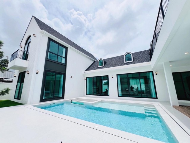 LV53186 ขาย พูลวิลล่า โครงการ Castle hills เขาชีจรรย์ ใกล้ทะเลทั้งพัทยาและสัตหีบ ใกล้เมืองพัทยาสถานที่ท่องเที่ยวยามค่ำคืน