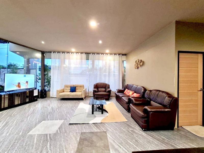 เซ้งด่วนให้เช่า บ้านพักพูลวิลล่า บางแสน  ใกล้ชายหาด ติดถนนใหญ่ ไม่ต้องเข้าซอย ใกล้ตลาดปลา