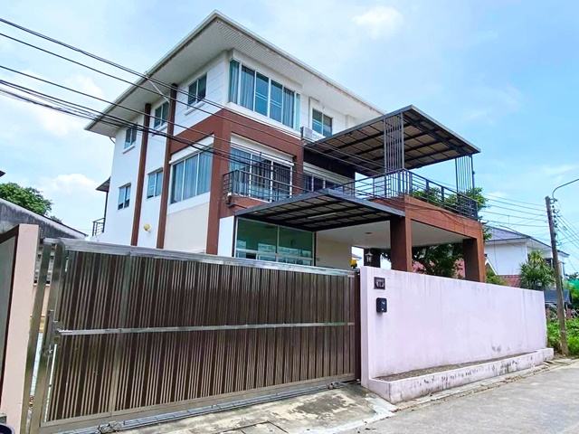 จอดรถ 6คัน พหล ประเสริฐมนูกิจ 1-11  ม.เกษตร ลาดปลาเค้า ให้เช่าคฤหาสน์ เดี่ยว 5นอน 3 ชั้น 100 ตร.ว.  400 ตร.ม. สุกี้ตี๋น้อย เกษตร-นวมินทร์