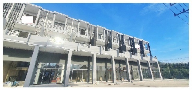 ม.เทคโนโลยีราชมงคลธัญบุรี  4.5 กม.คลองห้า  เช่าอาคารพาณิชย์ 4.5 ชั้น มีดาดฟ้า 20 ตร.วา.336.ม.ฟิวเจอร์พาร์ค รังสิต 5.1 กม. 3 นอน 3 น้ำ 