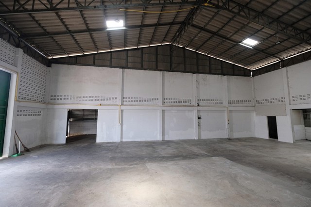 โกดังให้เช่า คลองหลวงคลองสี่ปทุมธานีขนาด700 ตร.ม. รถบรรทุกเข้าออกได้สะดวกสบาย ไฟ 3 เฟส