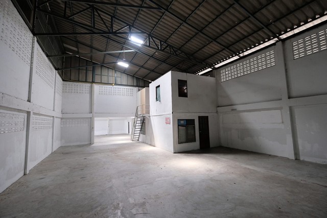 โกดังให้เช่า คลองหลวงคลองสี่ปทุมธานีขนาด700 ตร.ม. รถบรรทุกเข้าออกได้สะดวกสบาย ไฟ 3 เฟส