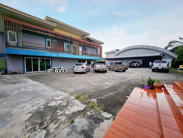 ขายโกดังพร้อมอาคารพักอาศัยบนเนื้อที่​  333​ ตรวหนอง​หงษ์​ พานทองชลบุรี​โกดังมีขนาดพื้นที่​  408​ ตรม